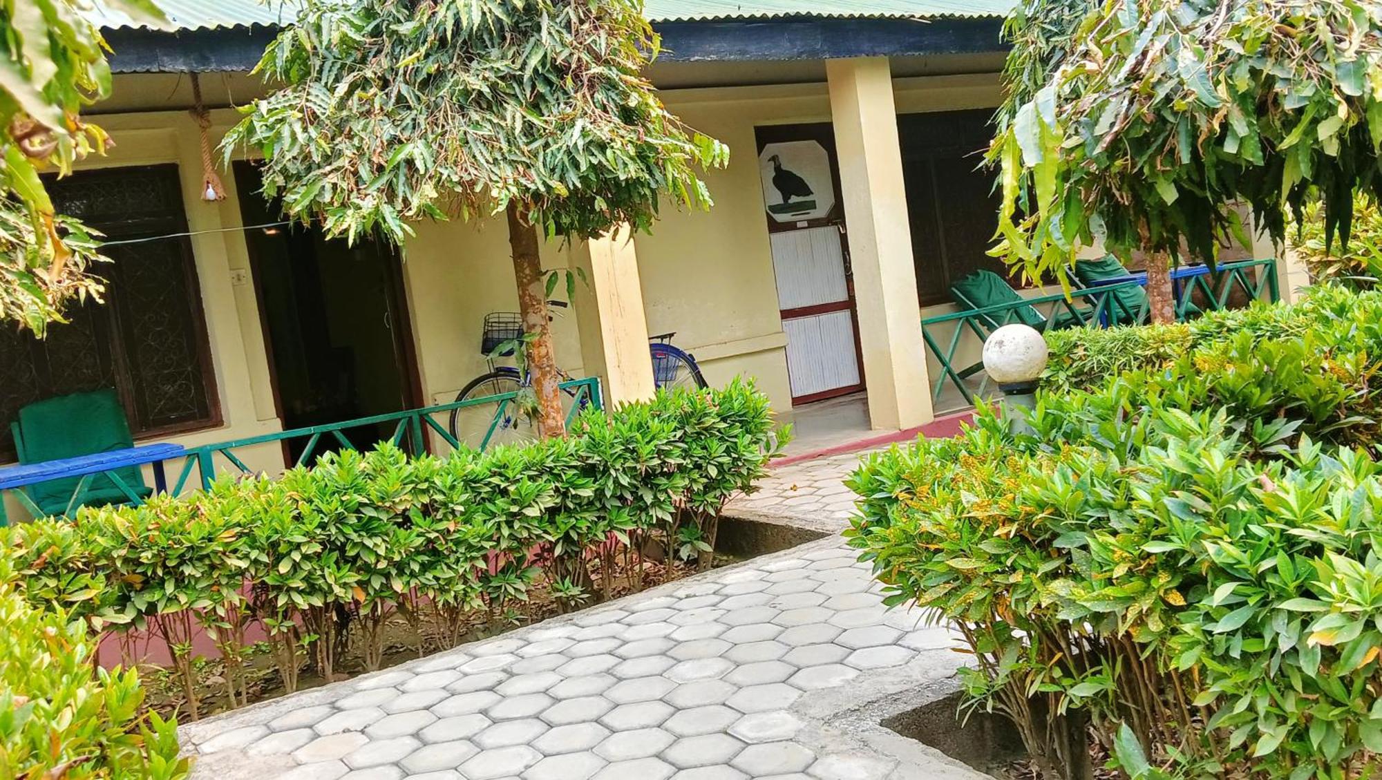 Hotel Butterfly - Peaceful Garden For Nature Lovers Sauraha Exterior foto
