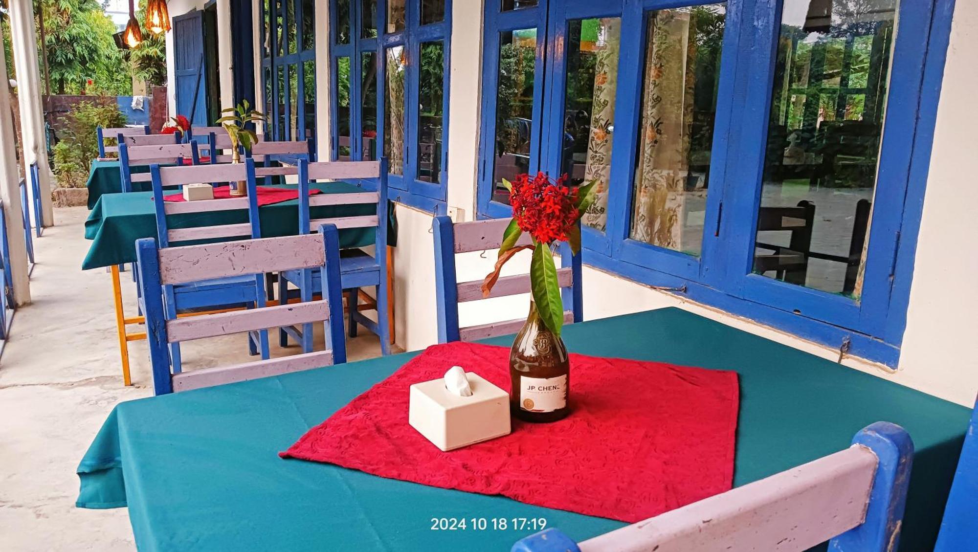 Hotel Butterfly - Peaceful Garden For Nature Lovers Sauraha Exterior foto