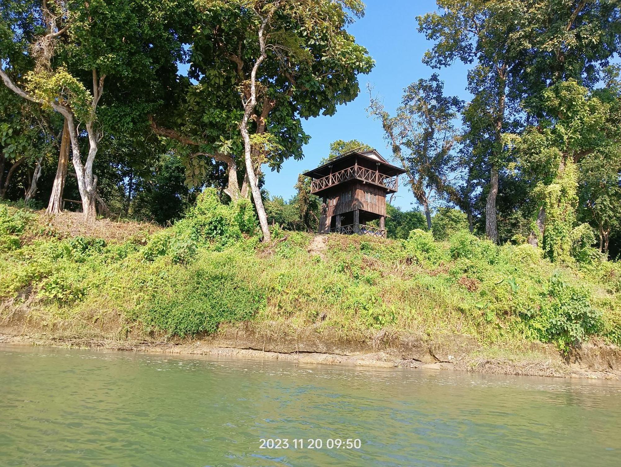 Hotel Butterfly - Peaceful Garden For Nature Lovers Sauraha Exterior foto